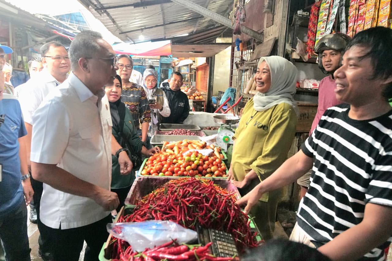 Menko Pangan Tinjau Harga dan Kesiapan Bahan Pokok di Pasar Pabaeng-Baeng, Kota Makassar