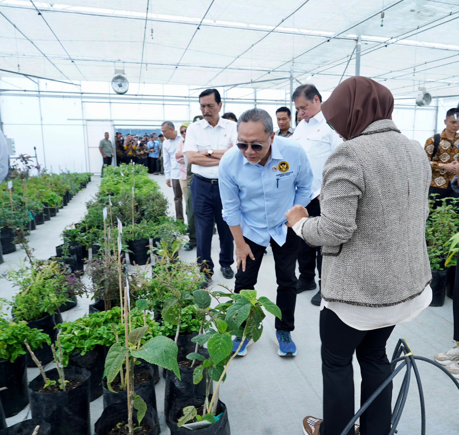 914712_kunjungi-taman-sains-teknologi-herbal-menko-pangan-zulhas-dorong-jadi-pusat-inovasi-pangan_20250927101114.jpg