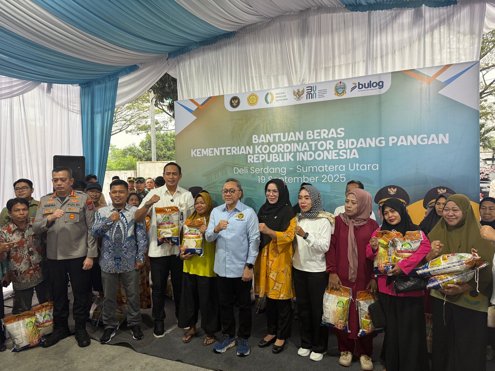 978139_zulhas-sambangi-deli-serdang-150-keluarga-terima-bantuan-beras_20250919084618.jpeg