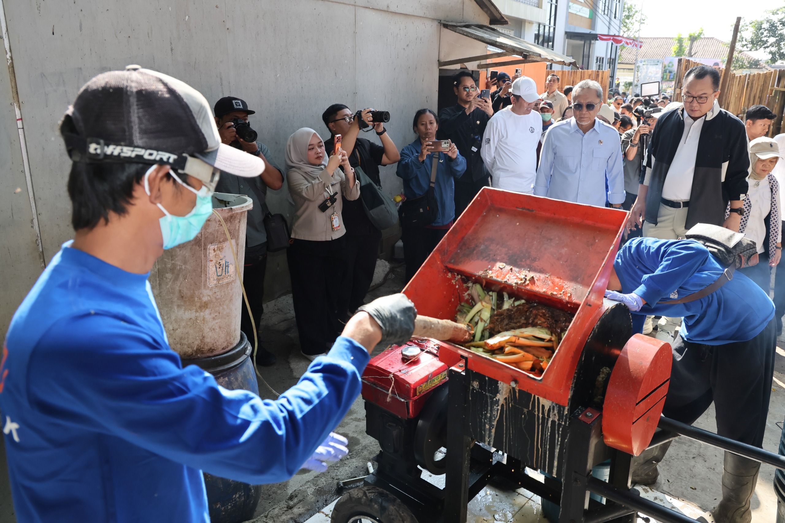 Darurat Sampah Jabar, Menko Pangan Dorong Gerakan Bersama dari Pilah Sampah hingga Teknologi BRIN