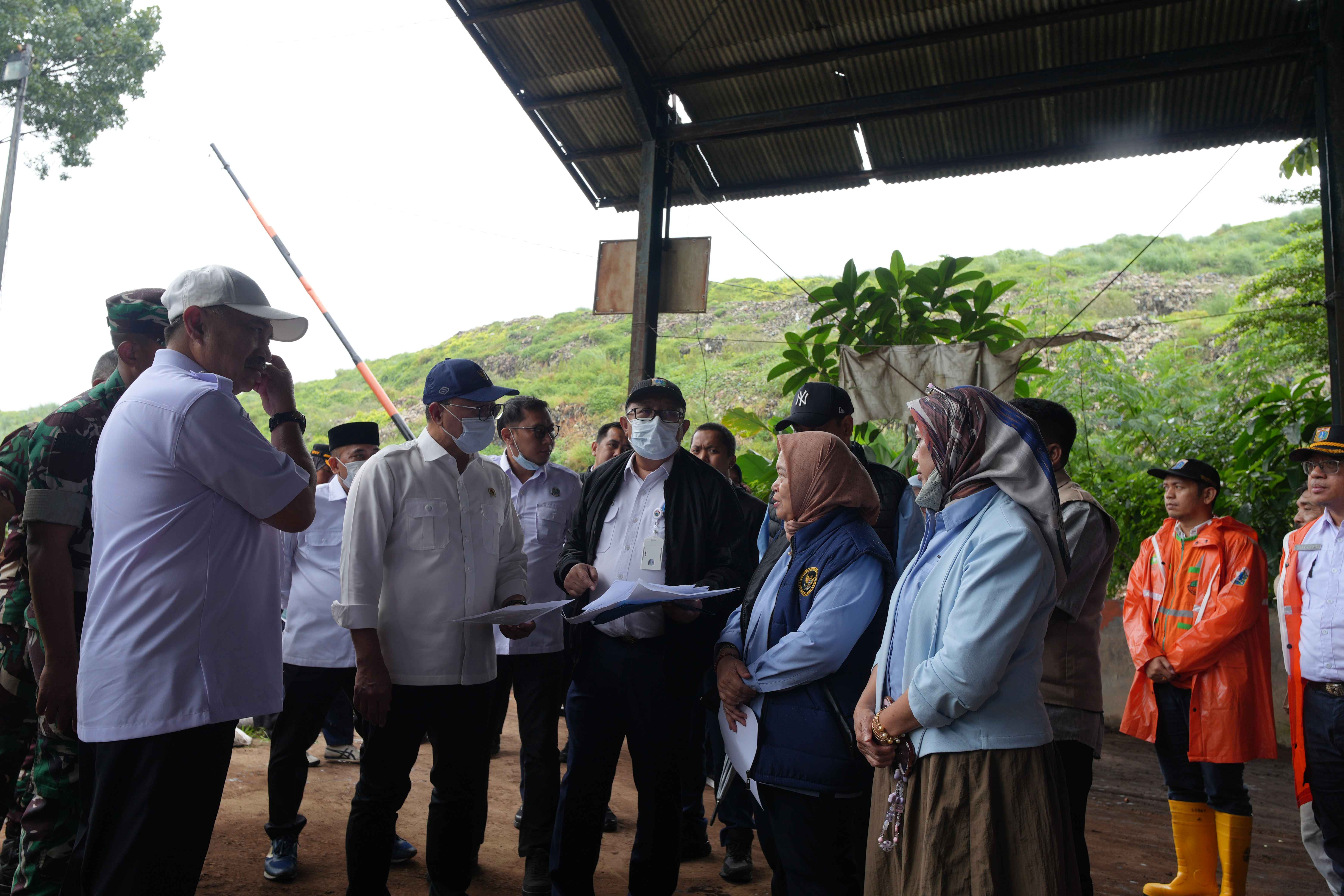 204537_zulkifli-hasan-tinjau-fasilitas-waste-to-energy-bantargebang-bekasi_20260122170025.jpg