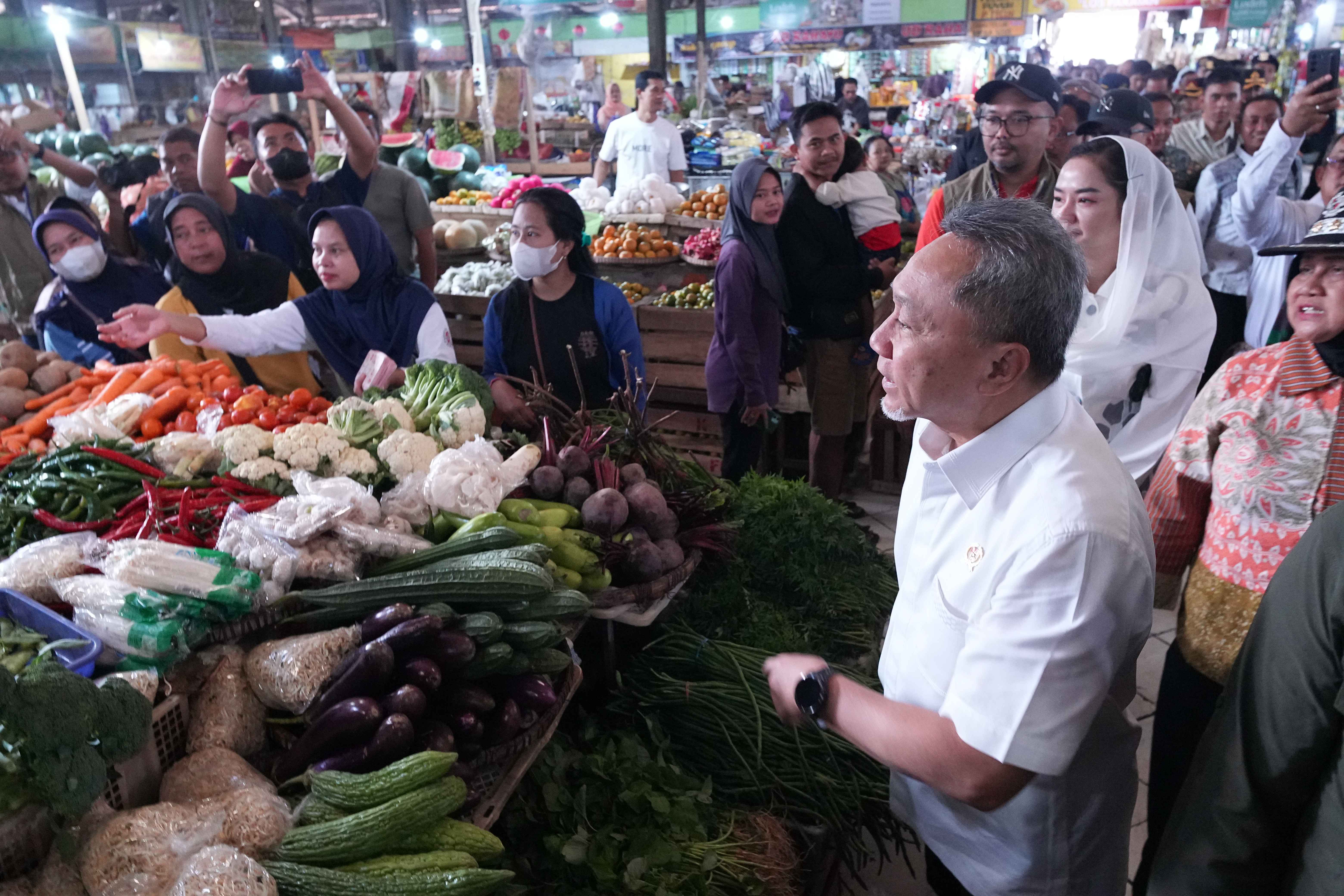 310255_zulhas-rutin-keliling-pasar-pantau-harga-pangan-jelang-ramadan_20260211150832.jpg