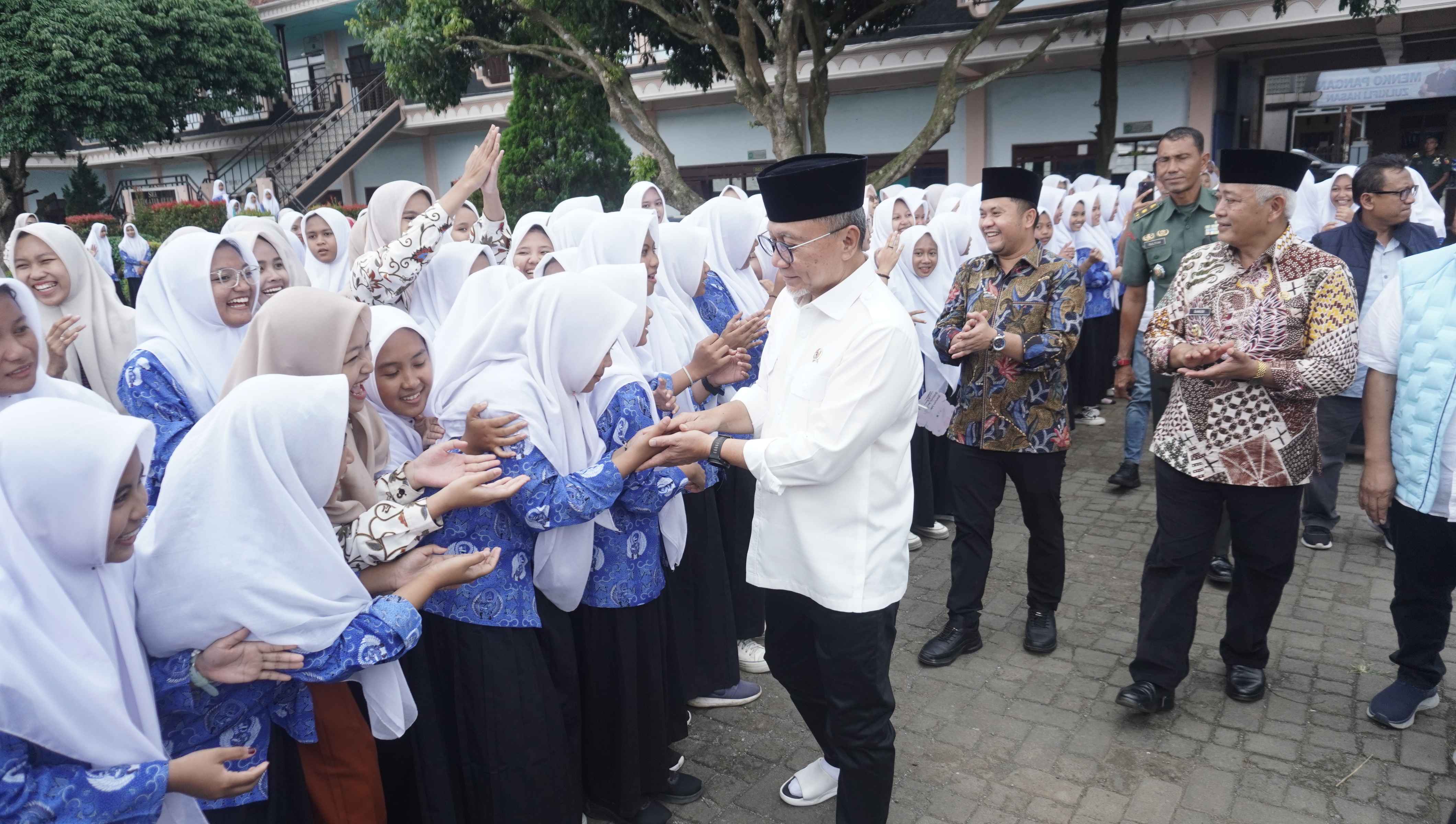 376462_kemenko-pangan-datangi-man-2-kota-malang-bahas-distribusi-pangan-dan-stabilitas-harga_20260218112218.jpg