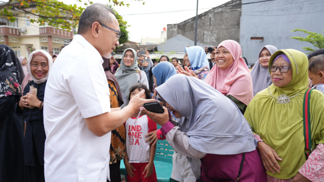 414743_tinjau-lokasi-banjir-bekasi-menko-zulhas-bagikan-sarung-mukena-lebaran-ke-warga_20250319141506.jpg