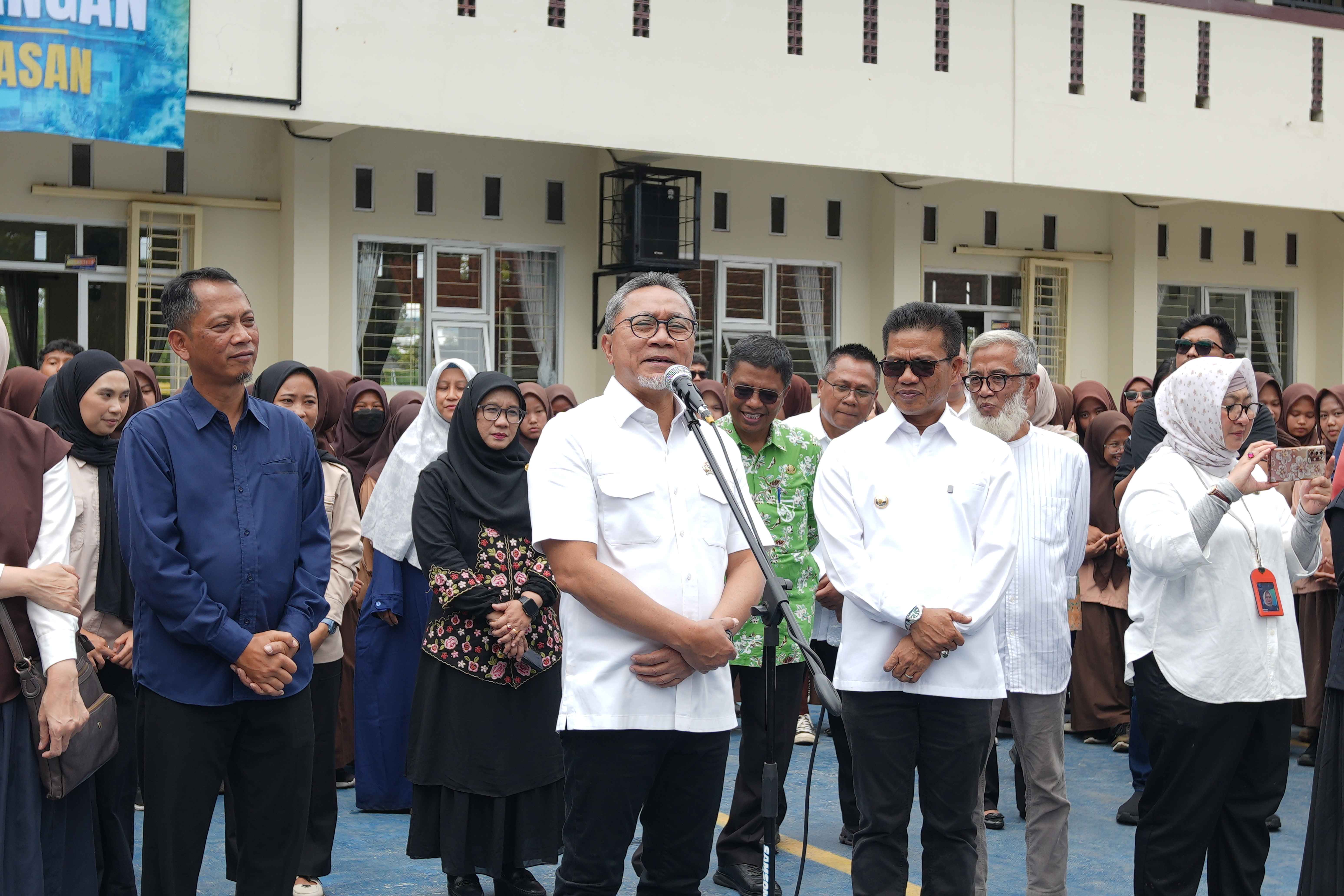 658417_menkopangan-zulkifli-hasan-kunjungi-sma-dan-smk-plus-merdeka-soreang-kepsek-program-mbg-telah-diterima-dengan-baik-oleh-ribuan-siswa-kami_20260126102206.jpg