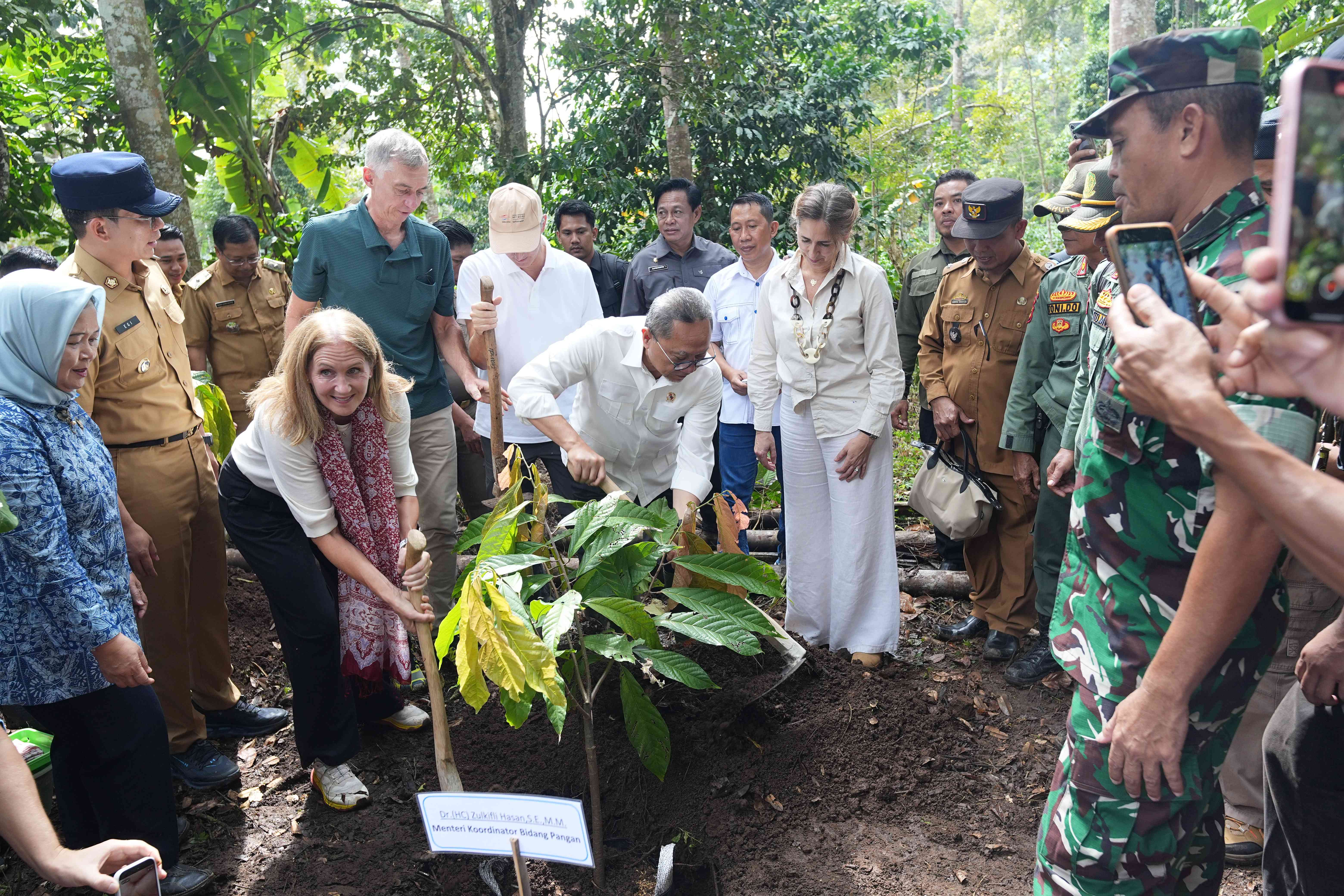 Zulhas Minta Petani Jaga Hutan Lindung Lampung Selatan untuk Cegah Bencana Alam