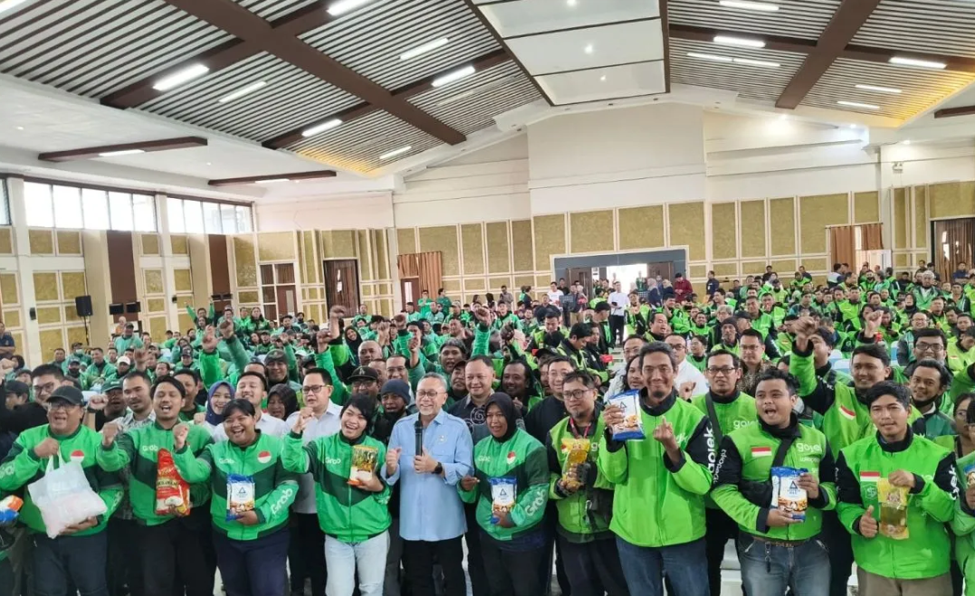 676684_menko-zulhas-hadiri-pembagian-sembako-pada-ratusan-ojek-daring_20260128094253.png