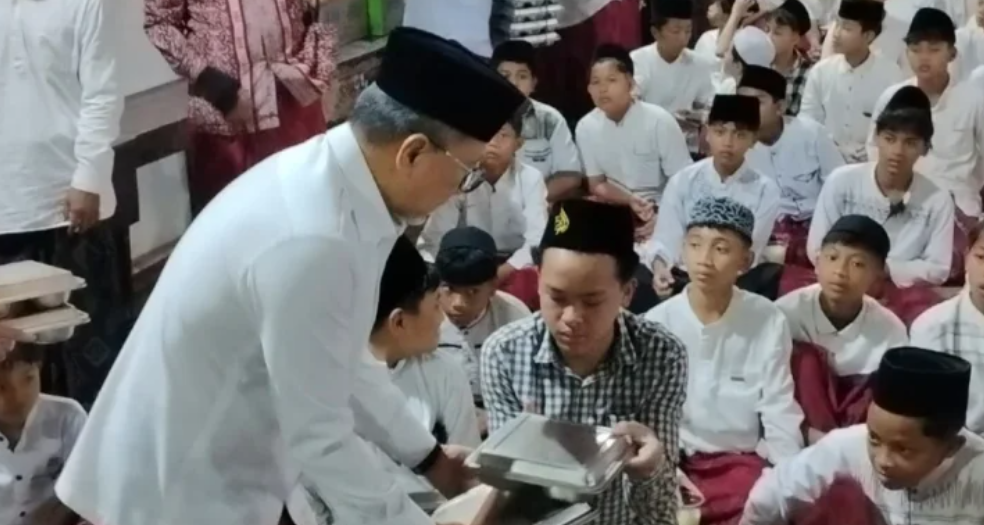 765462_zulkifli-hasan-tinjau-mbg-ramadan-di-pp-al-munawwariyah-bululawang-malang_20260224113707.png