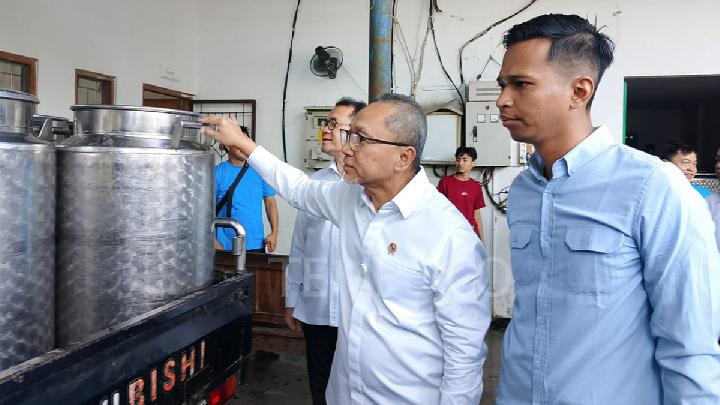 792462_zulhas-penuhi-janji-bantu-rp-400-juta-untuk-beli-alat-pendingin-susu-ud-pramono_20250320144950.jpg
