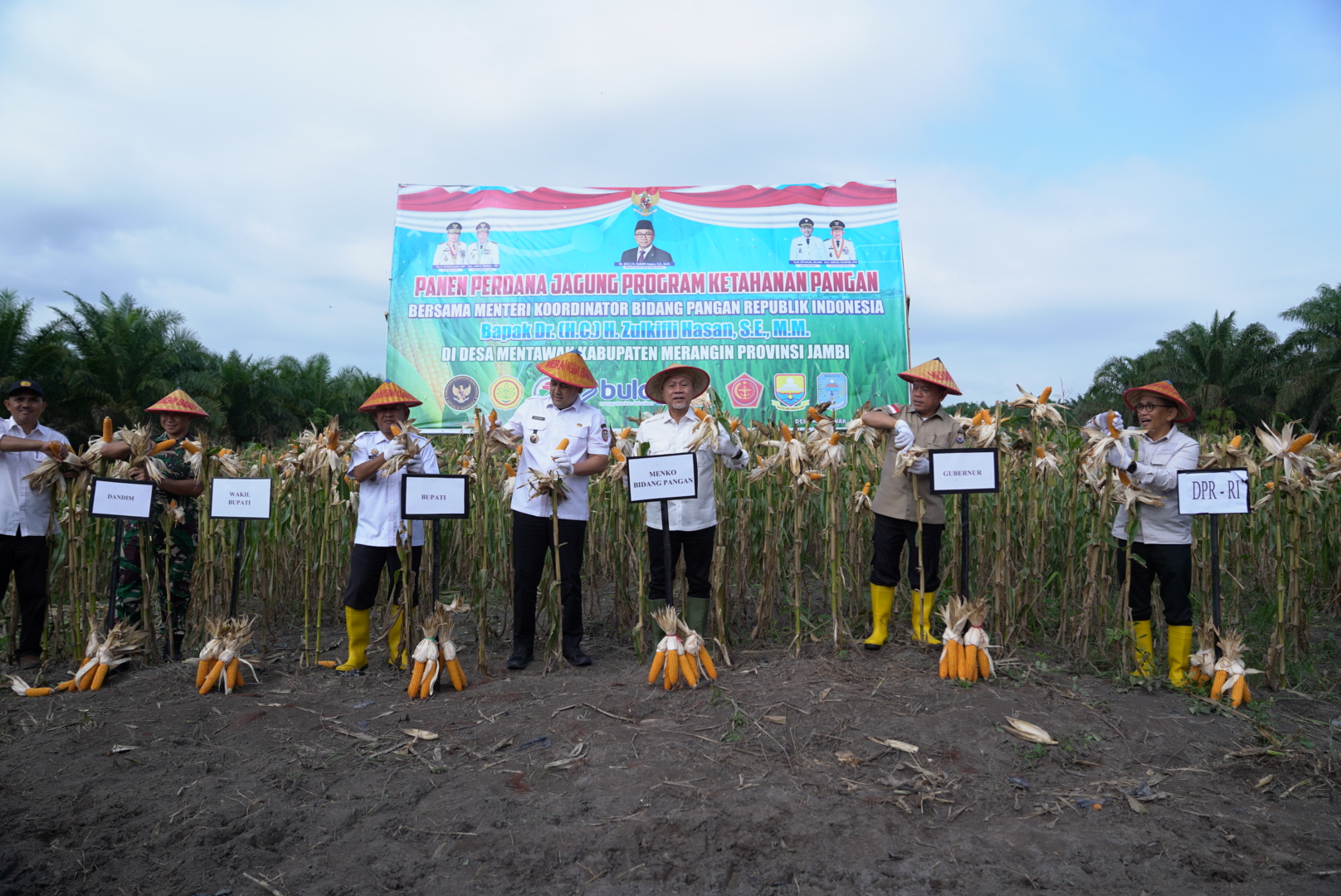 794572_panen-jagung-di-merangin-menko-pangan-zulhas-sebut-capaian-pangan-tahun-ini-menggembirakan_20260105110131.JPG