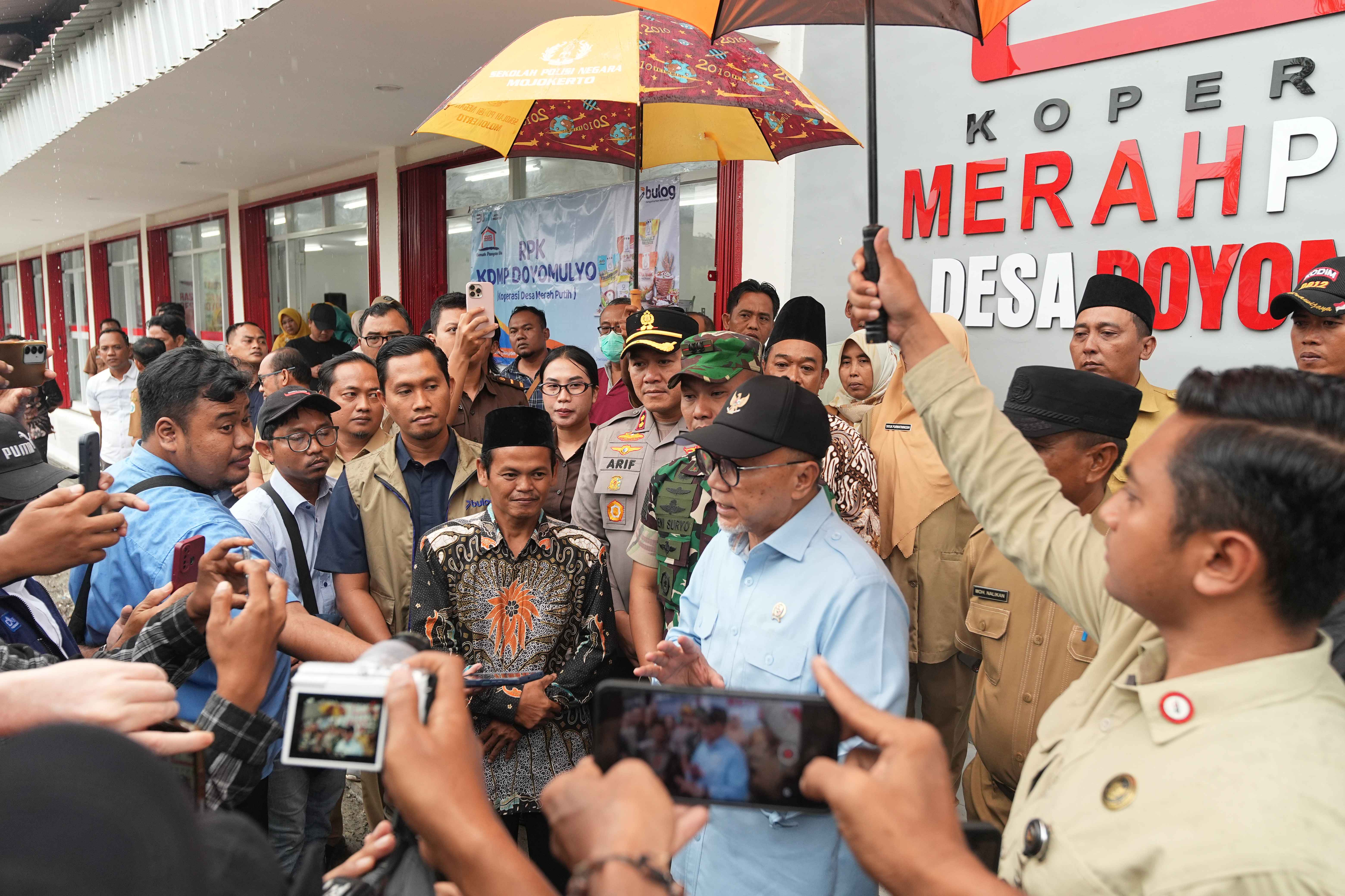 804363_pemerintah-tancap-gas-bangun-koperasi-desa-merah-putih-sebagai-tulang-punggung-perekonomian-desa_20260212150116.jpg