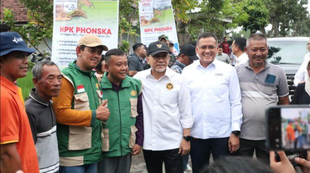 833796_menko-zulkifli-hasan-petani-senang-usai-presiden-prabowo-turunkan-harga-pupuk-bersubsidi_20251103114217.png