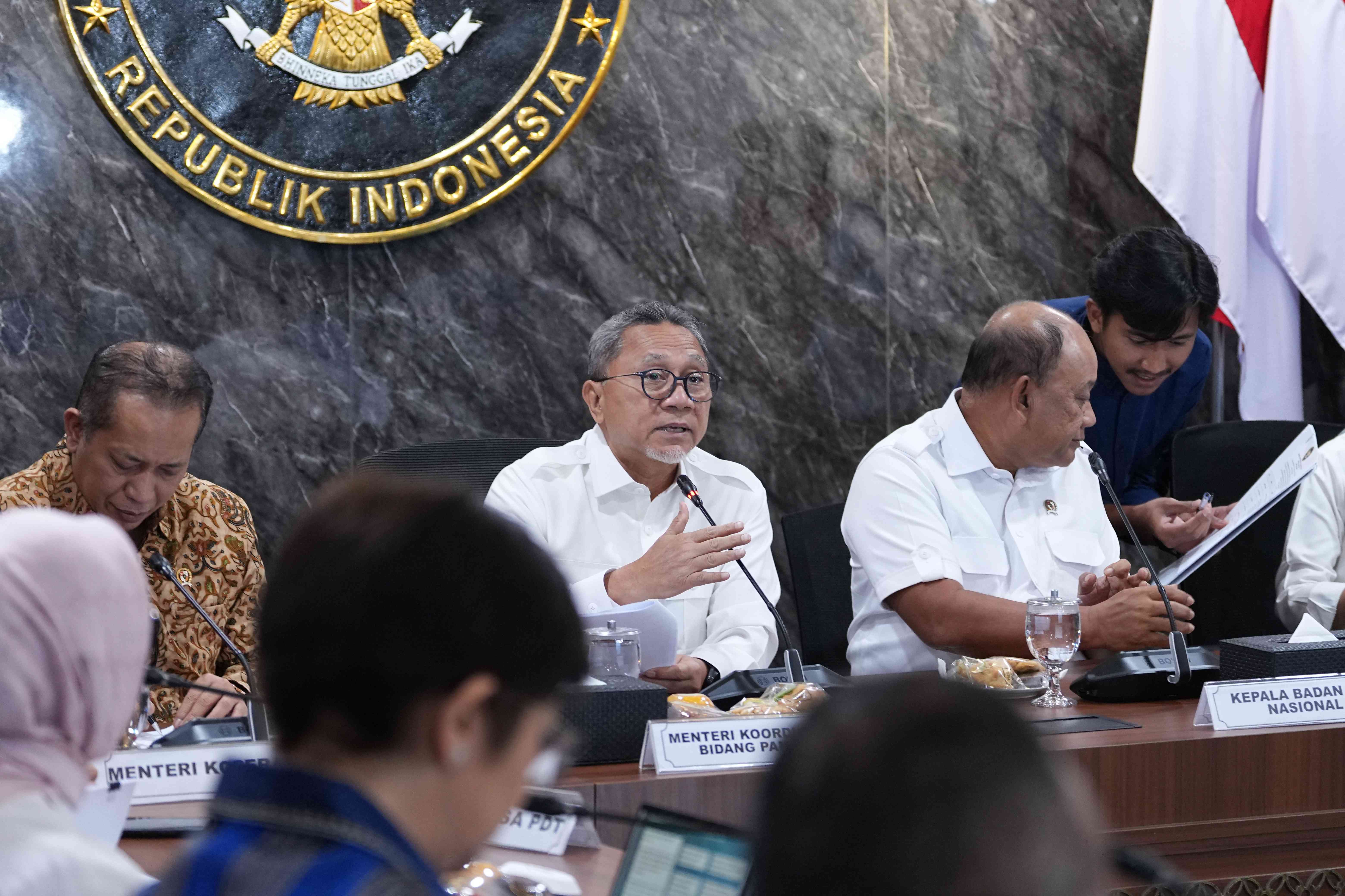 928584_kemenko-pangan-gelar-rapat-perdana-bahas-perpres-tata-kelola-mbg_20251208144132.jpg