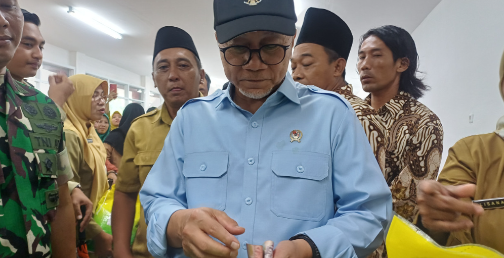 985354_menko-zulhas-borong-sembako-saat-kunjungi-kdmp-doyomulyo-lamongan_20260128100216.png
