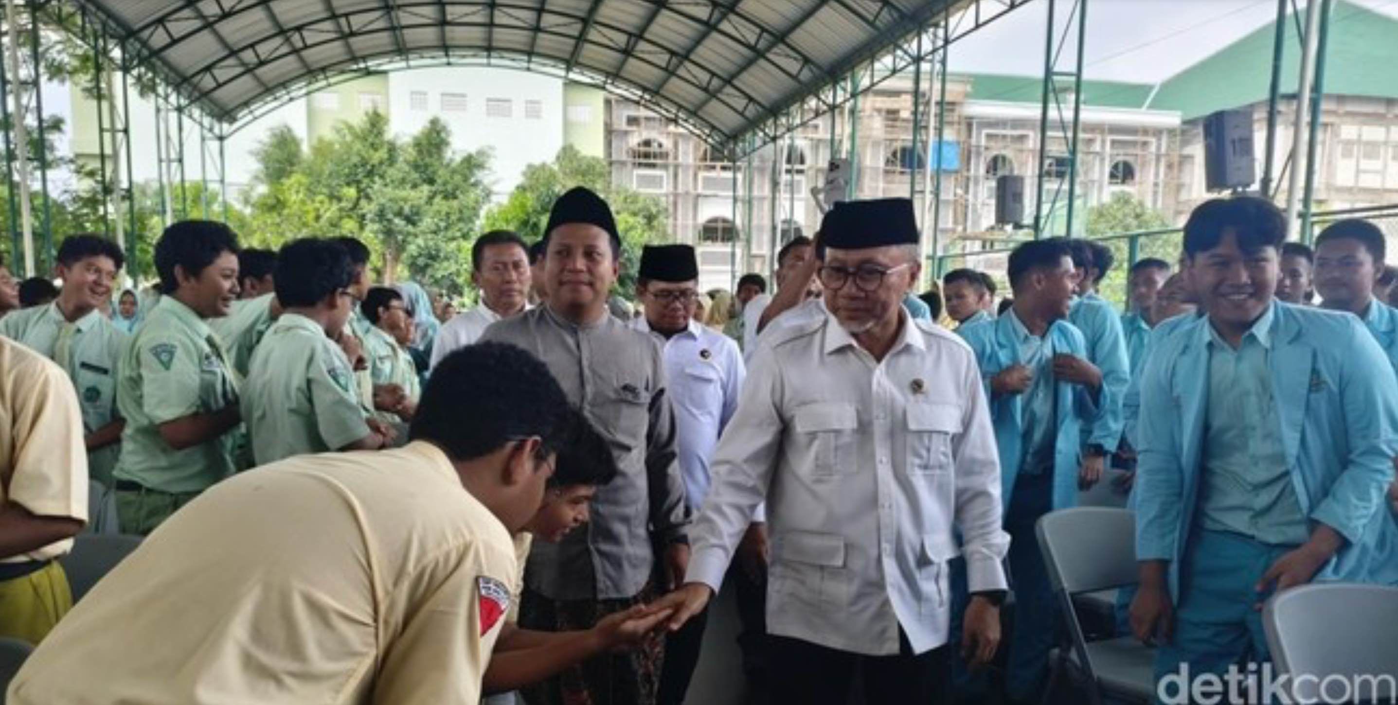 Menko Zulhas Dorong Santri Sidoarjo Berani Tanya dan Berpikir Kritis