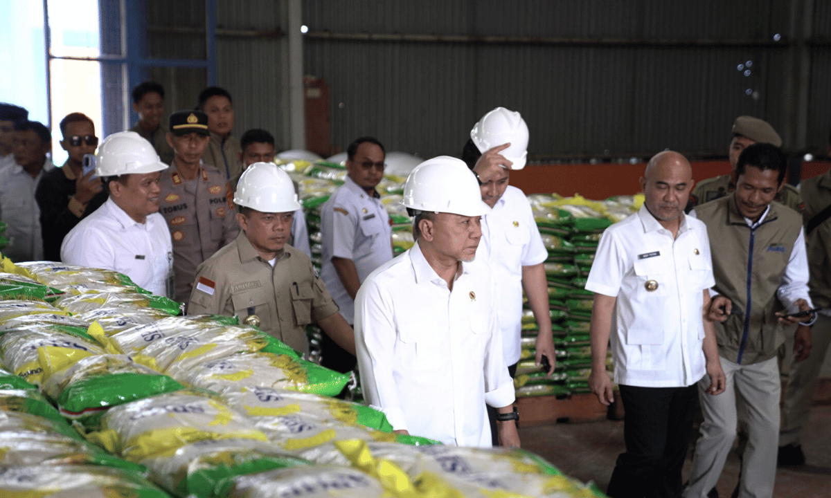 108918_menko-pangan-meninjau-gudang-bulog-menjaga-stok-menjamin-pangan_20260105125916.png