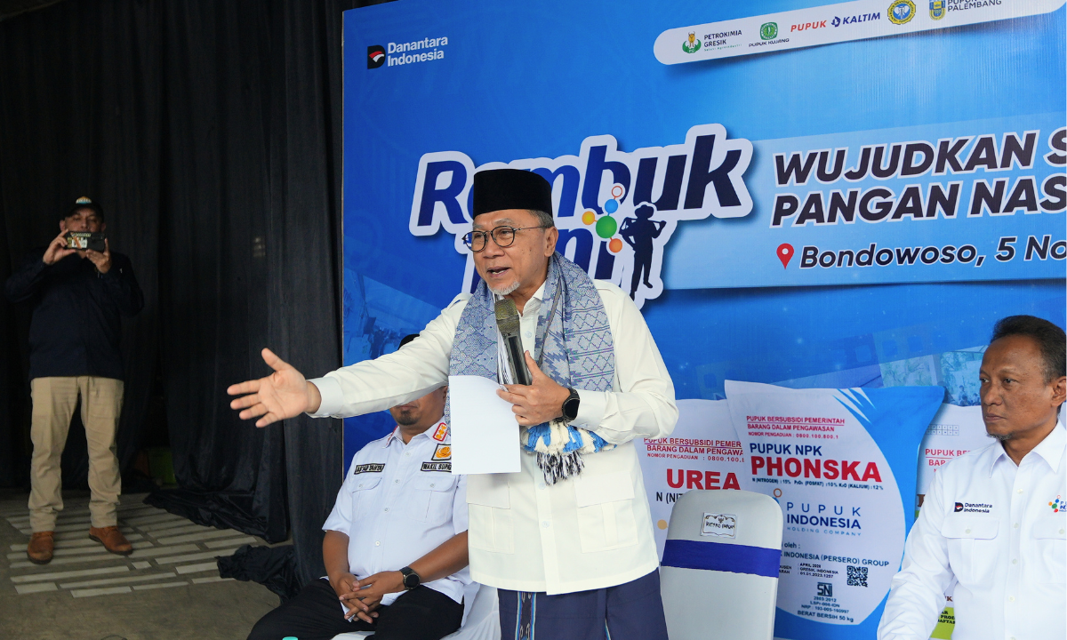 150974_menko-pangan-zulkifli-hasan-tinjau-langsung-distribusi-pupuk-dan-gelar-rembuk-tani-di-bondowoso_20251120154035.png