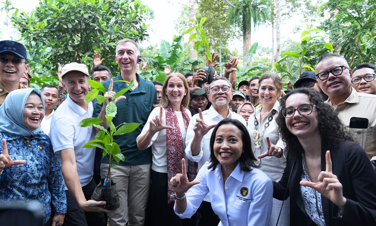 198896_kolaborasi-hijau-di-way-kalam-menko-pangan-dan-mitra-internasional-dukung-perhutanan-sosial_20251208140200.png