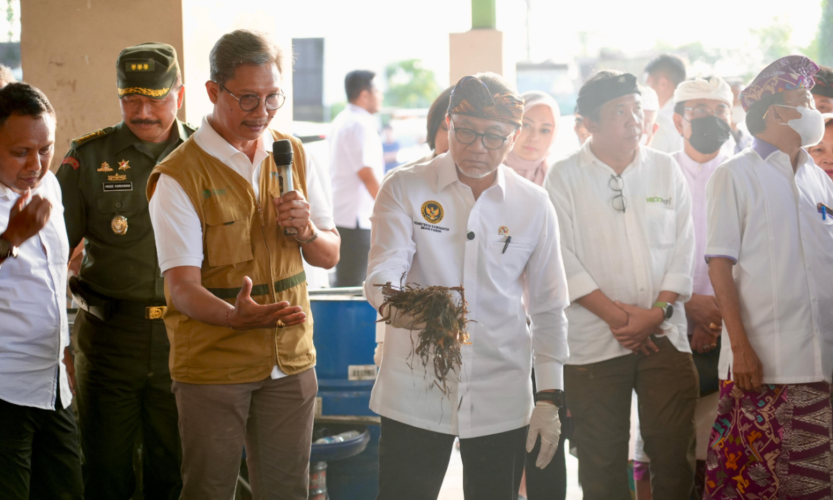 209496_kunjungan-menteri-koordinator-bidang-pangan-zulkifli-hasan-ke-tpst-mengwitani-bali_20250925154657.png
