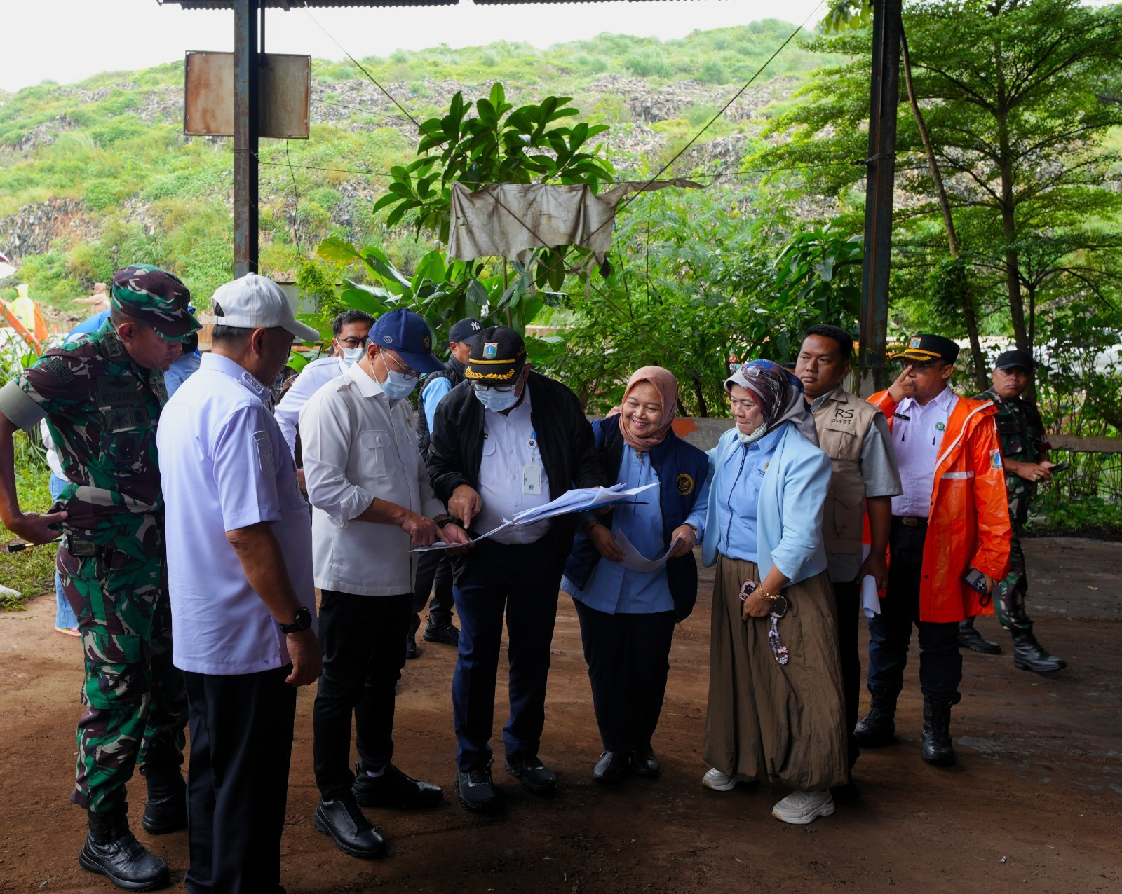 388970_menko-pangan-meninjau-langsung-fasilitas-pengelolaan-sampah-menjadi-energi-listrik-psel-di-bantar-gebang_20260123091045.jpeg