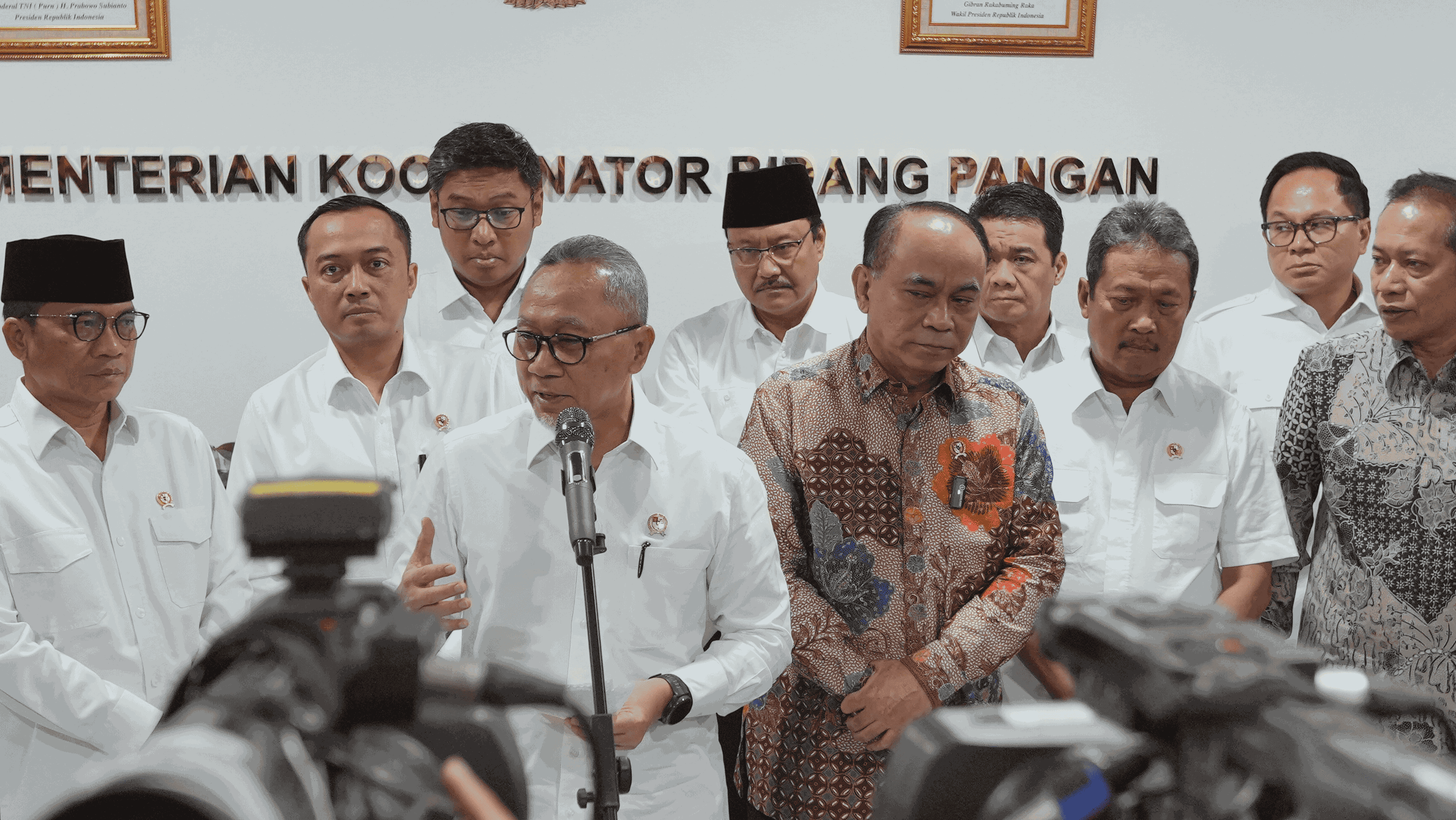 392672_rakor-tindak-lanjut-instruksi-presiden-nomor-9-tahun-2025-tentang-percepatan-pembentukan-koperasi-desa-kelurahan-merah-putih-dan-rancangan-keputusan-presiden-satgas-pembentukan-koperasi-desa-merah-putih_20250726215225.png