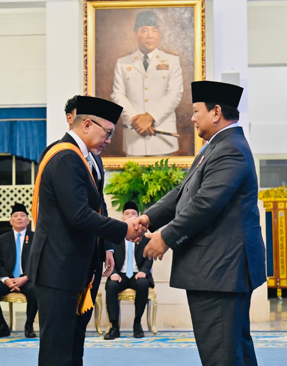 416496_menerima-gelar-tanda-kehormatan-oleh-presiden-prabowo-di-istana-negara_20250925170051.jpeg