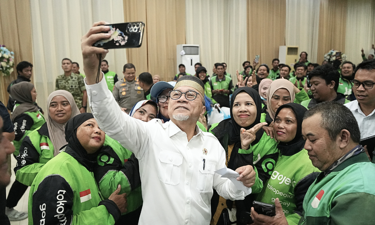 487245_menko-pangan-menyapa-ojol-makassar-berbagi-sembako-untuk-ketahanan-pangan_20260212135107.png