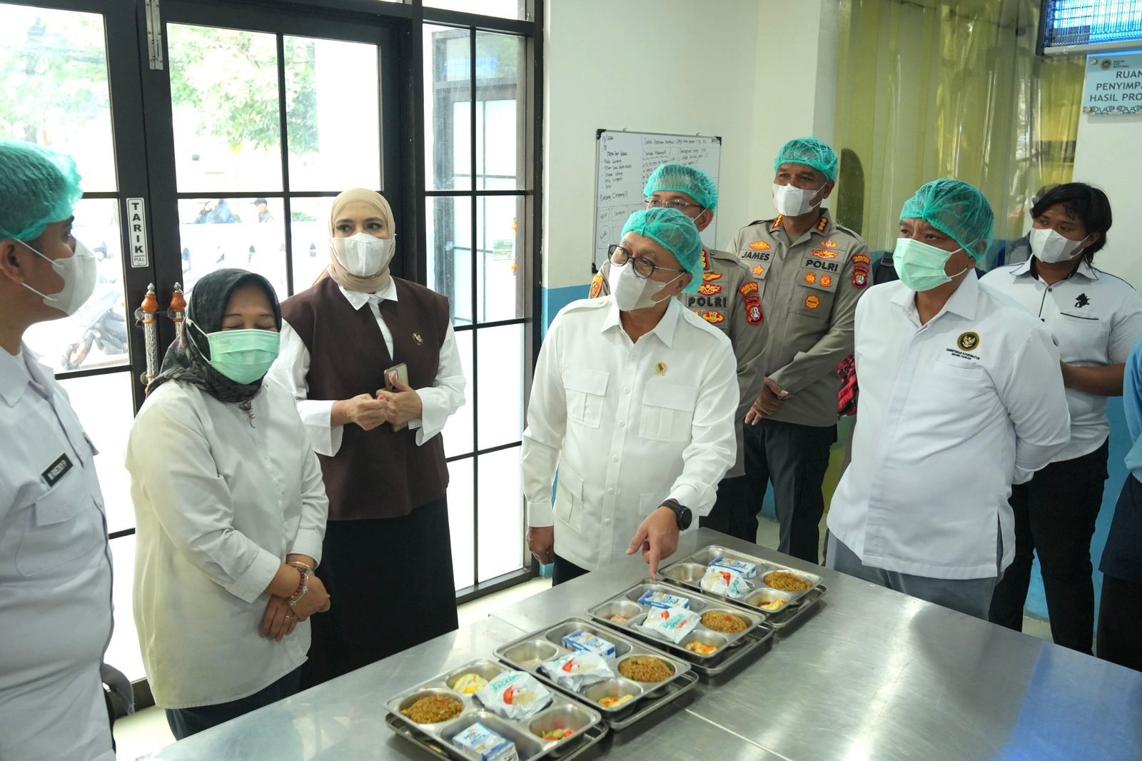 658471_kunjungan-menko-pangan-di-sppg-polri-pegangsaan-dua_20260115085027.jpeg