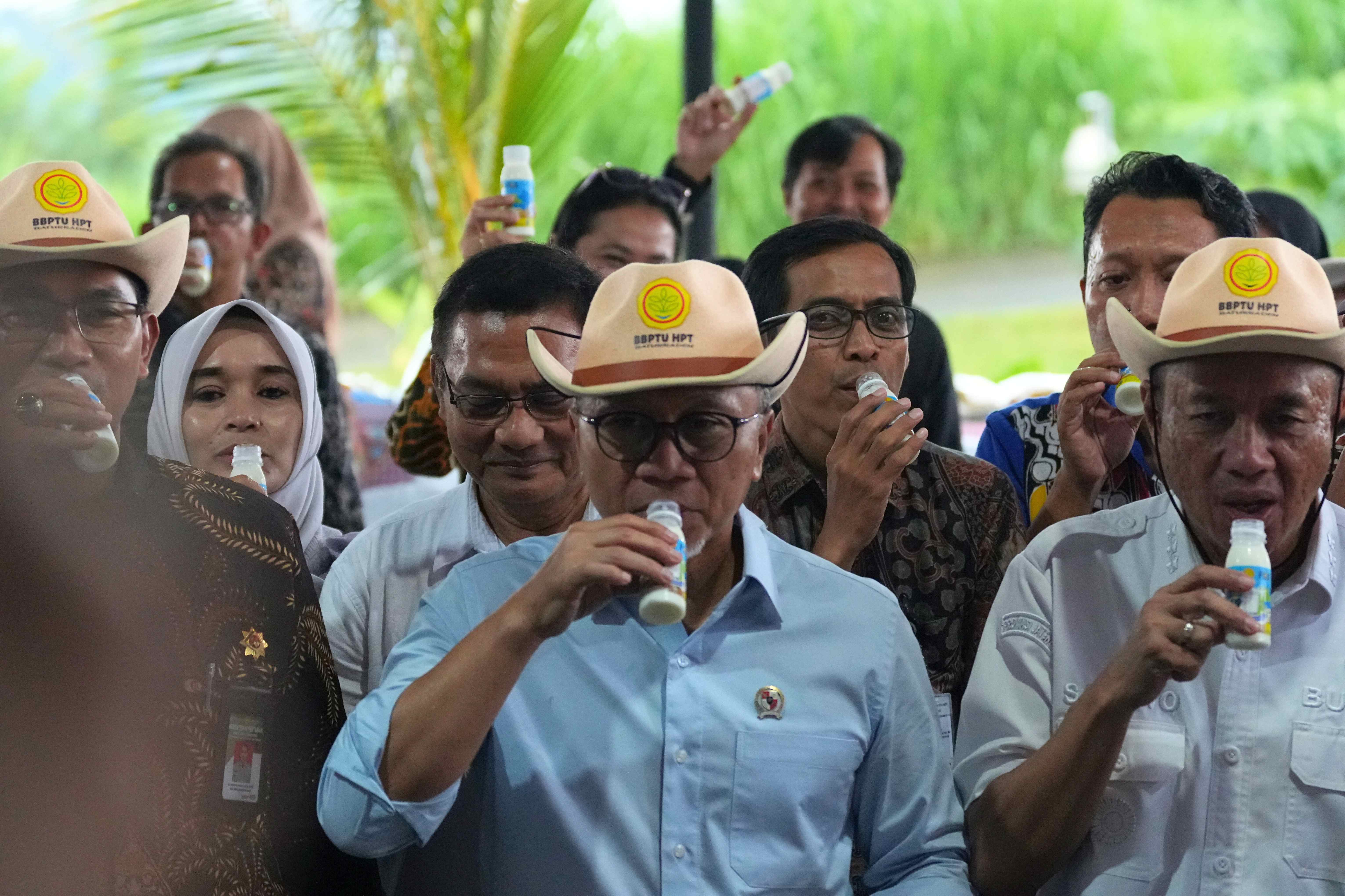 679036_menko-pangan-tinjau-produksi-susu-bbptuhpt-baturraden_20260130091348.jpg