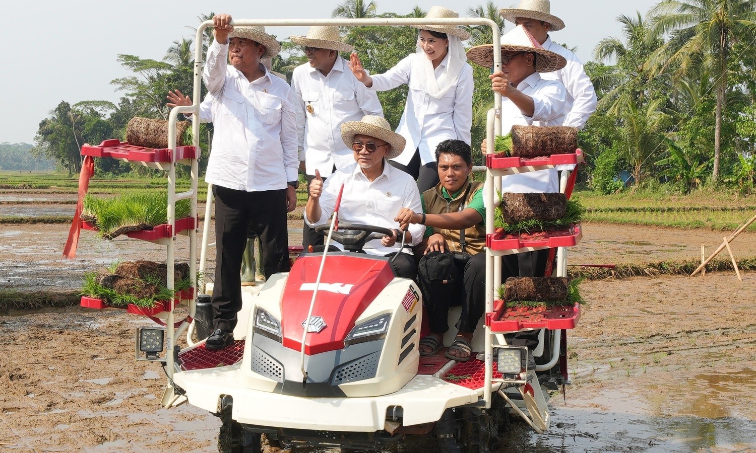 Menghadiri Pelaksanaan Program Gerakan Indonesia Menanam (Pengembangan Budidaya Padi)
