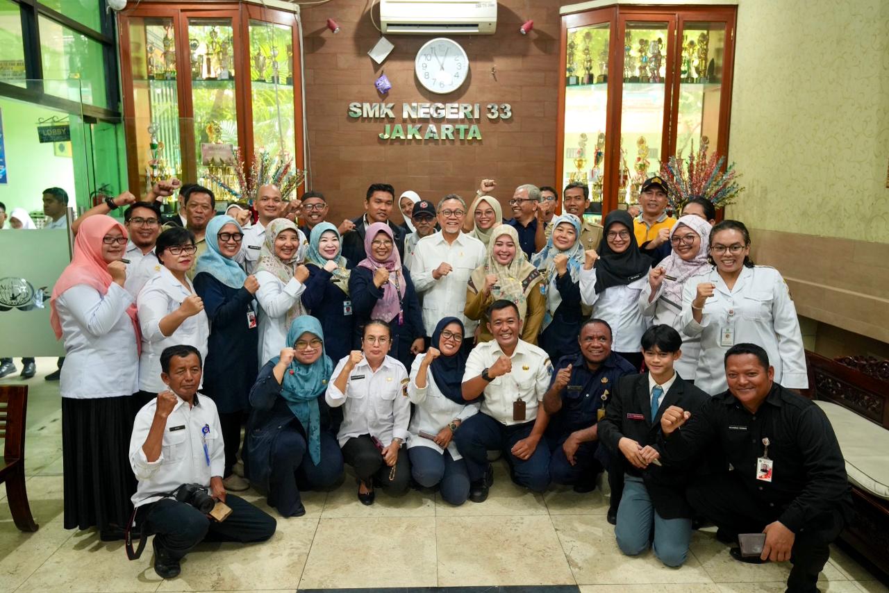 967582_kunjungan-menko-pangan-ke-sekolah-penerima-mbg-di-smk-negeri-33-jakarta_20260115085904.jpeg